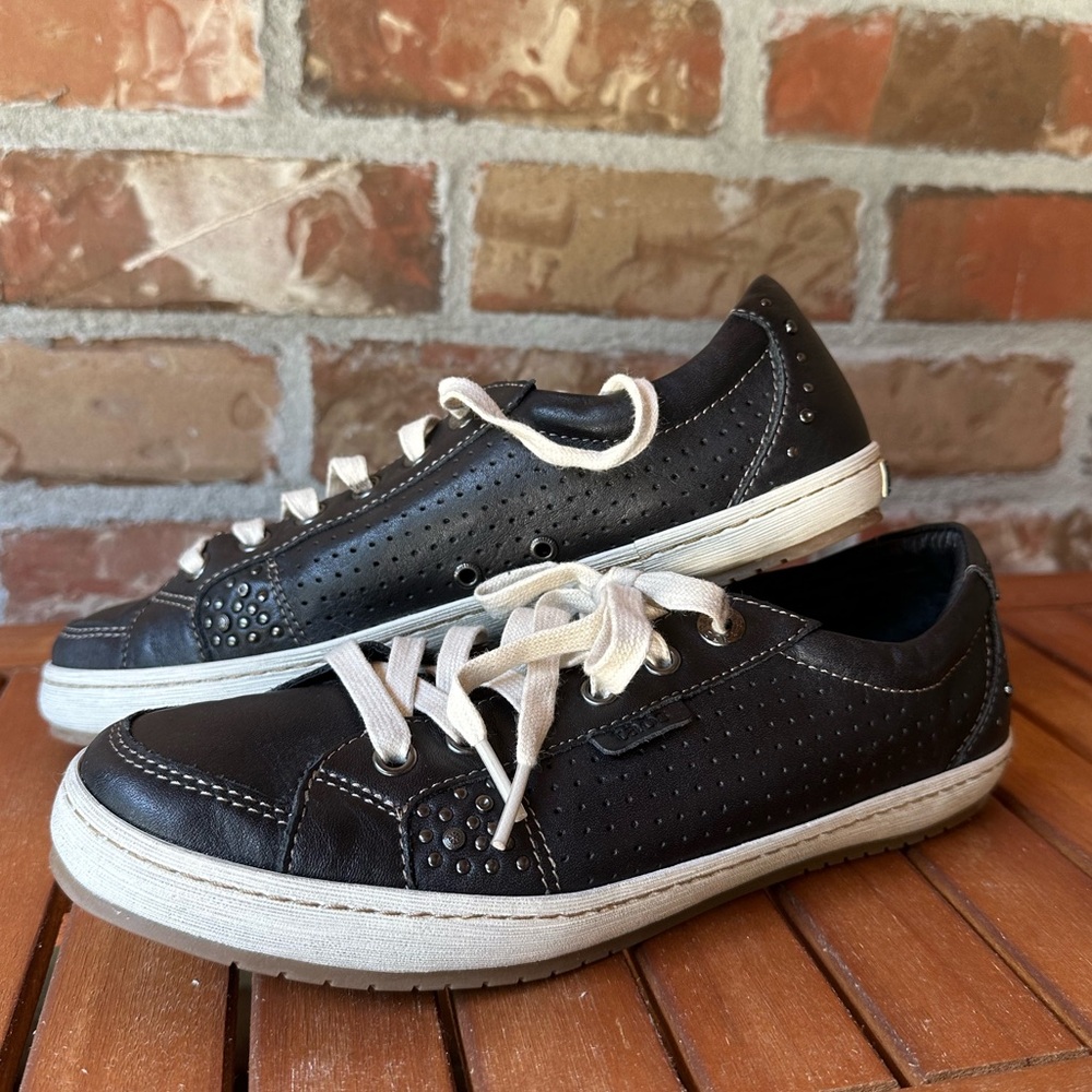 Women’s Taos Black Sneaker Size 8